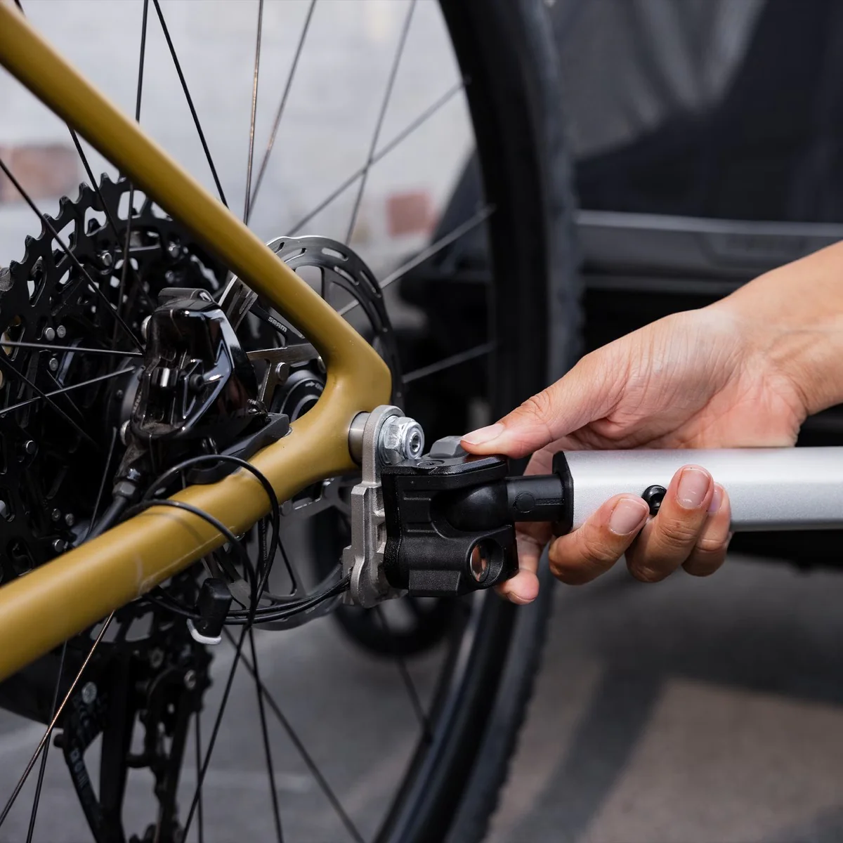 Thule Axle Mount ezHitch Plate - Image 3